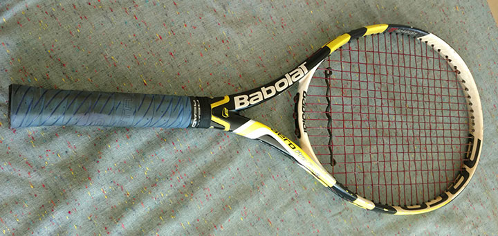 Raquete Babolat Aeropro Drive, utilizada nos testes.