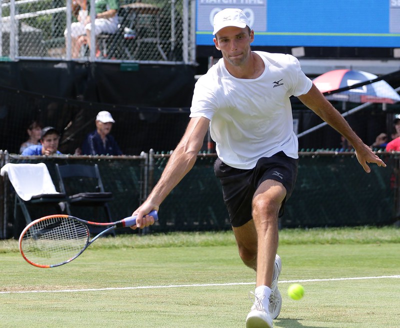 Ivo Karlovic, o gigante de 2 metros e 11 centímetros de altura em ação