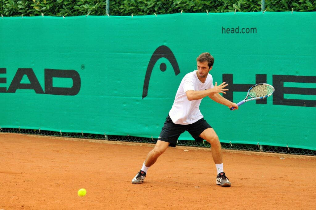 Tennis Training - Você conhece os tipos de quadras de tênis❓ Se liga nesse  post que explica pra você as características de cada uma delas 💡 #tenis  #tennisplayer #teniscuritiba #saibro #quadra #tennistraining