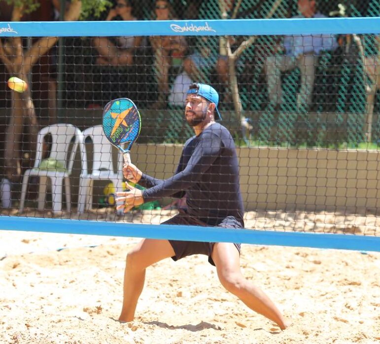 BOLAS RÁPIDAS E NO CORPO NO BEACH TENNIS: COMO FAZER?