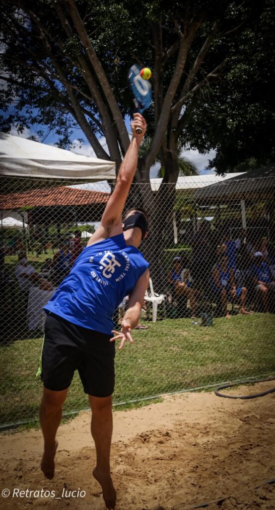 Diferenças tênis e beach tennis - saque