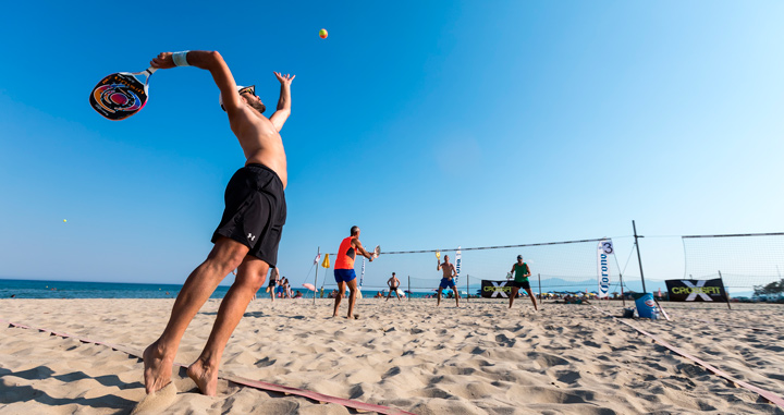 pessoa jogando beach tennis