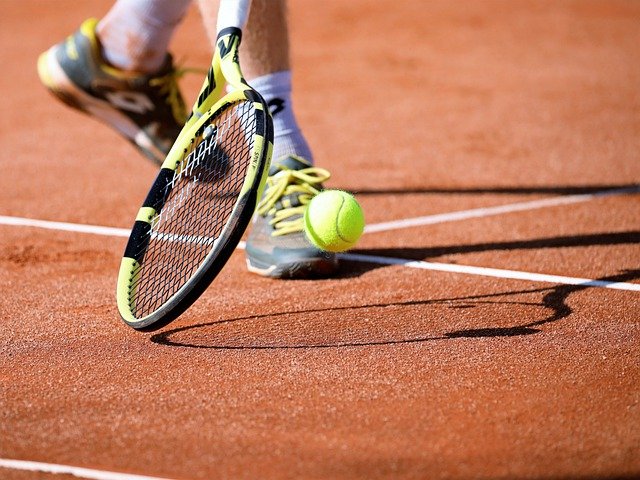 Tennis Training - Você conhece os tipos de quadras de tênis❓ Se liga nesse  post que explica pra você as características de cada uma delas 💡 #tenis  #tennisplayer #teniscuritiba #saibro #quadra #tennistraining