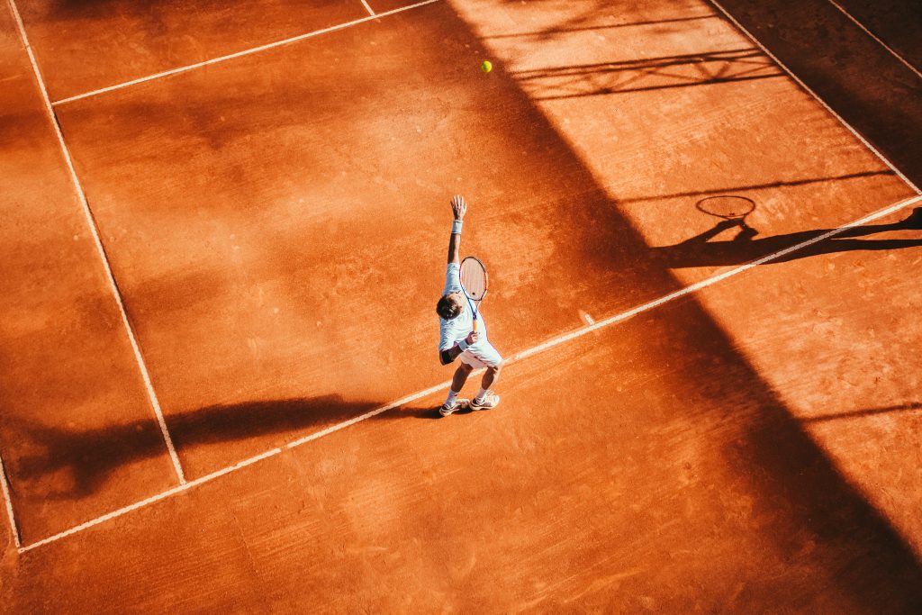 Tennis Training - Você conhece os tipos de quadras de tênis❓ Se liga nesse  post que explica pra você as características de cada uma delas 💡 #tenis  #tennisplayer #teniscuritiba #saibro #quadra #tennistraining