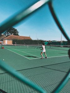 Tennis Training - Você conhece os tipos de quadras de tênis❓ Se liga nesse  post que explica pra você as características de cada uma delas 💡 #tenis  #tennisplayer #teniscuritiba #saibro #quadra #tennistraining